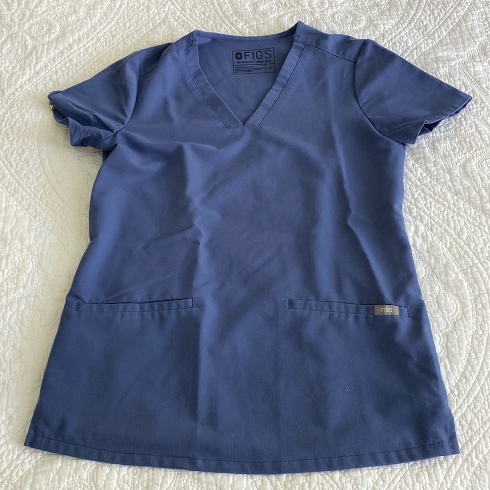 Figs Casma Three Pocket Scrub Top in Big Sky Blue